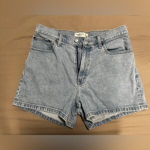 Abercrombie and Fitch mom short